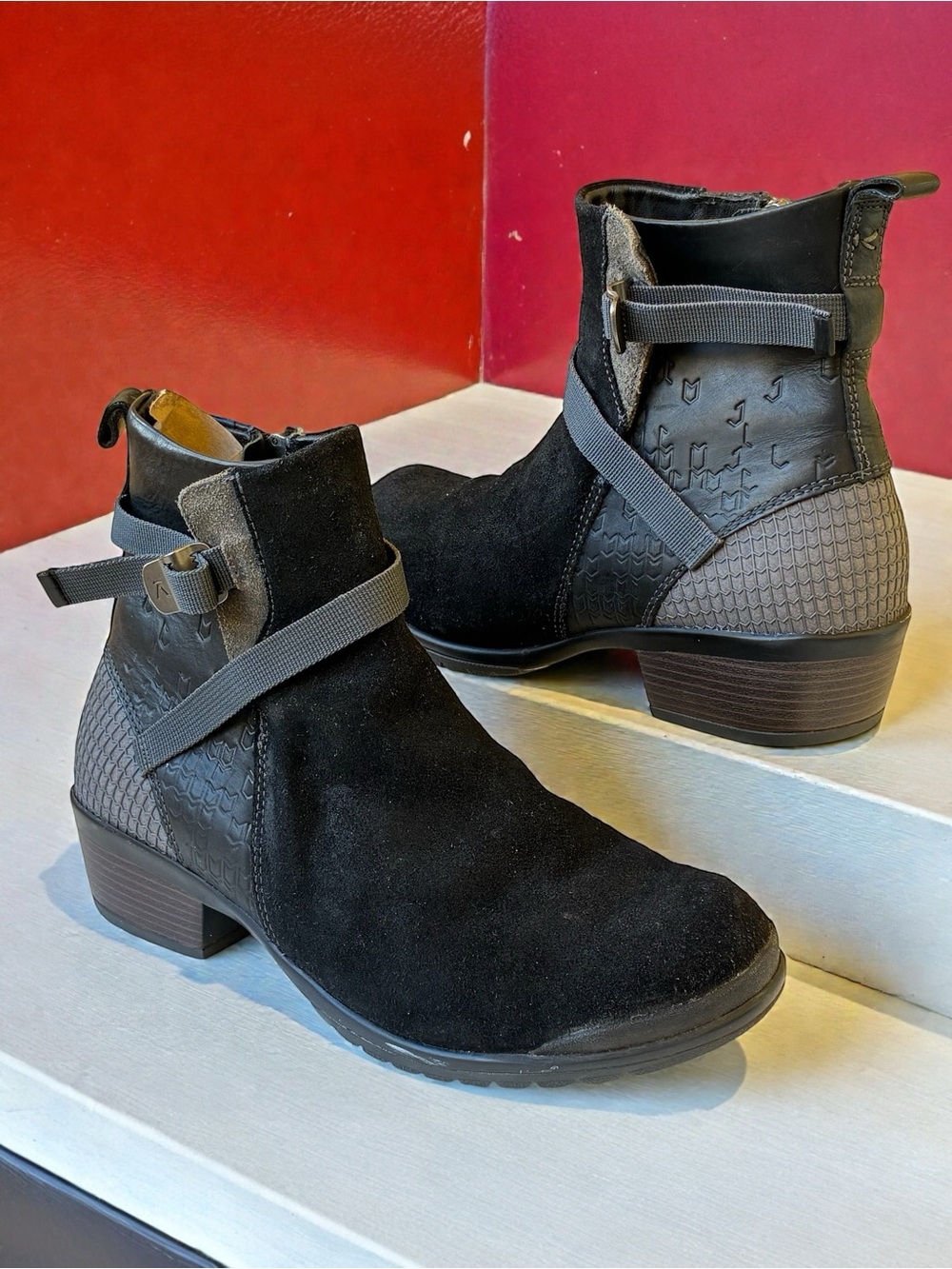 KEEN Morrison Zip Ankle Boot Strap Black Suede & Pattern Leather Womens 10